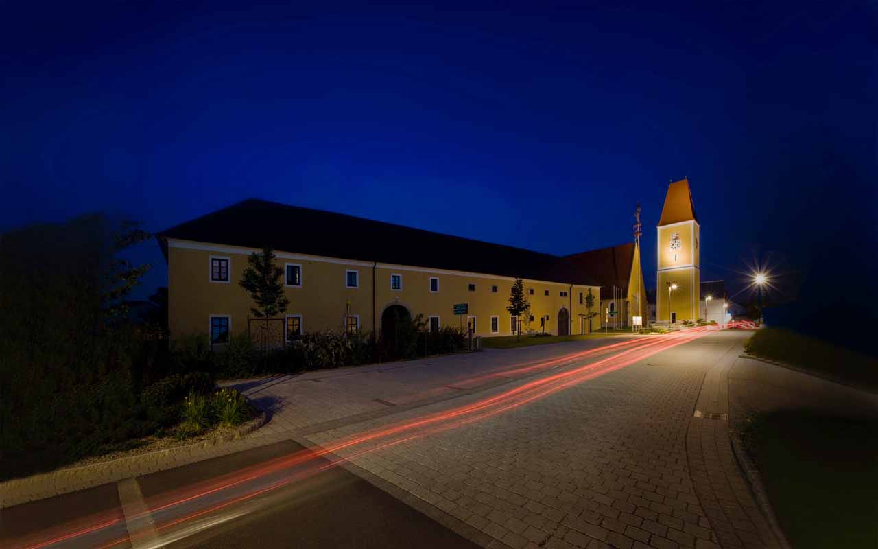 Eine gelbe Kirche bei Nacht