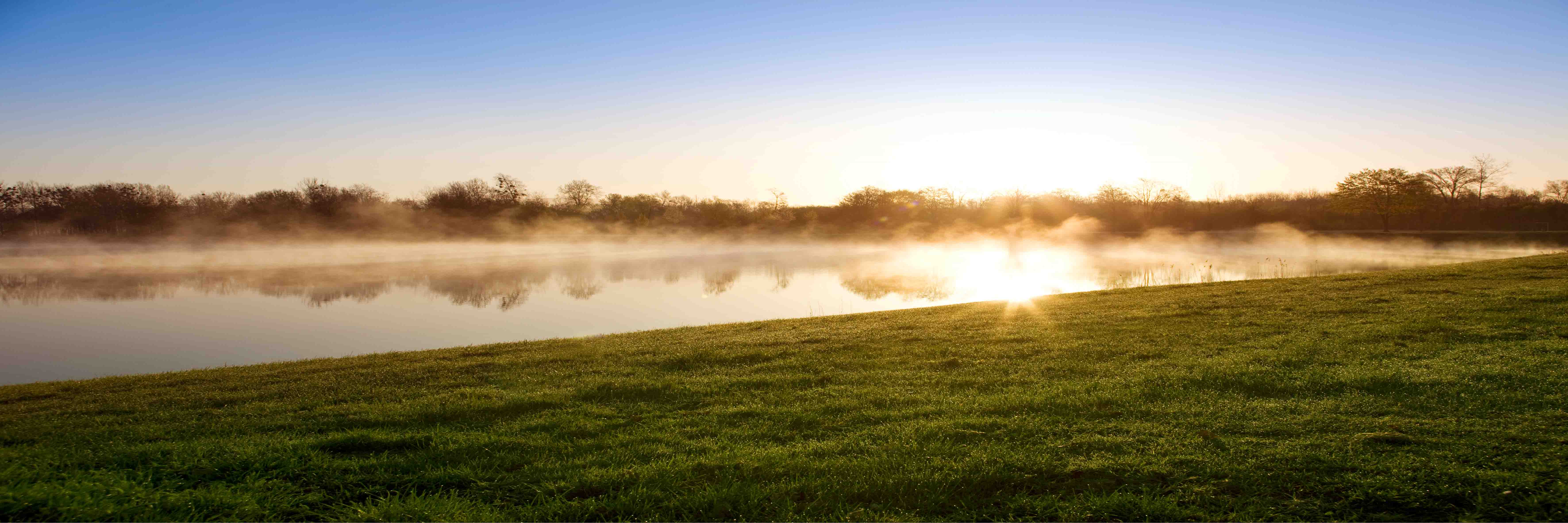 See und Landschaft bei Sonnenuntergang