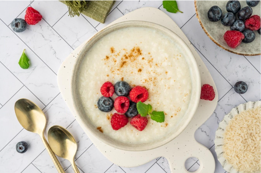 A bowl of oatmeal with berriesAI-generated content may be incorrect.