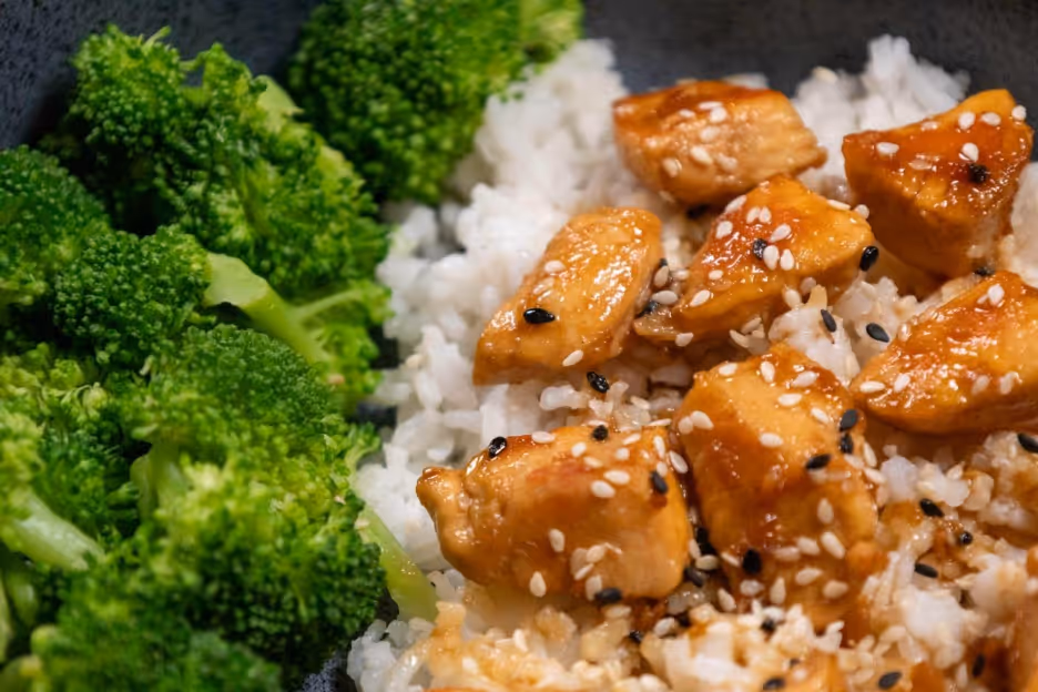 A plate of food with broccoli and chickenAI-generated content may be incorrect.