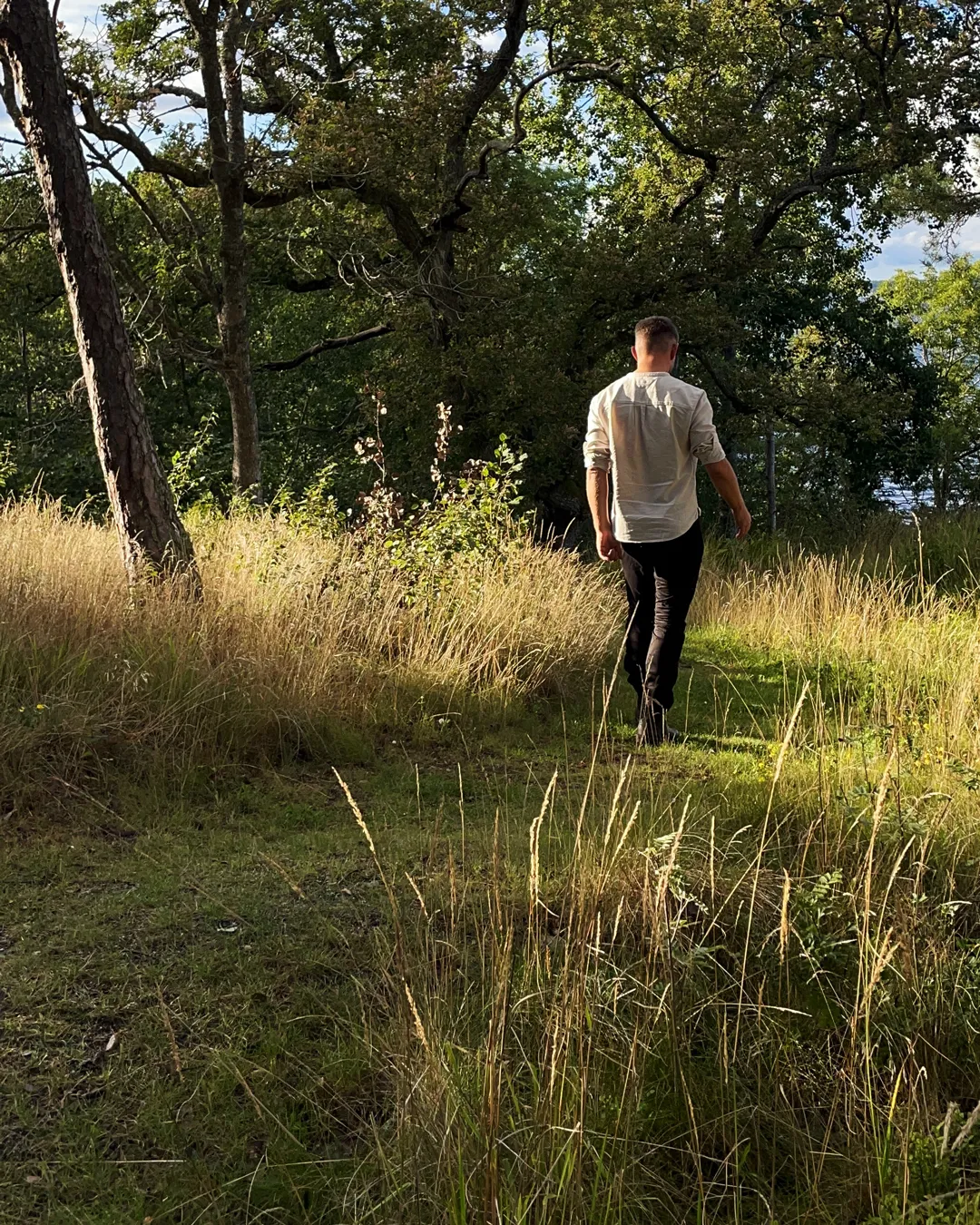 The healer Clive Guiver walking at Villa Solbacka