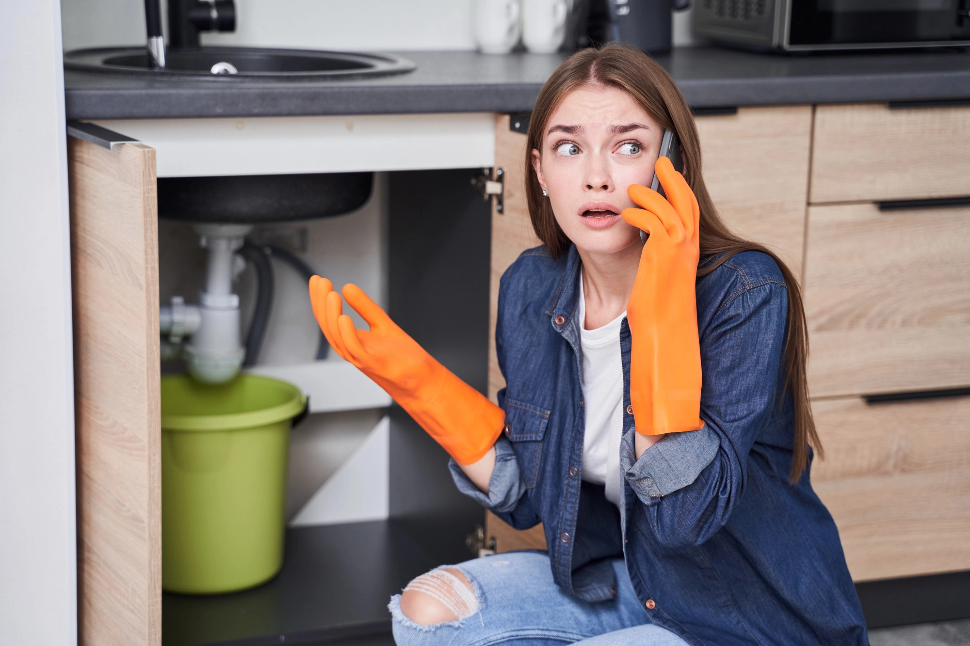 worried-woman-calling-an-emergency-plumber-in-Omaha