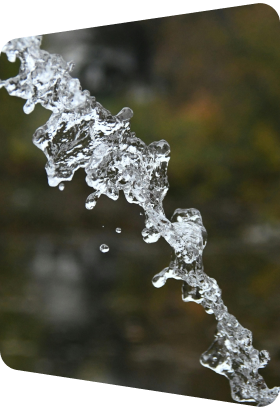 Ein tropfenbildender Wasserstrahl