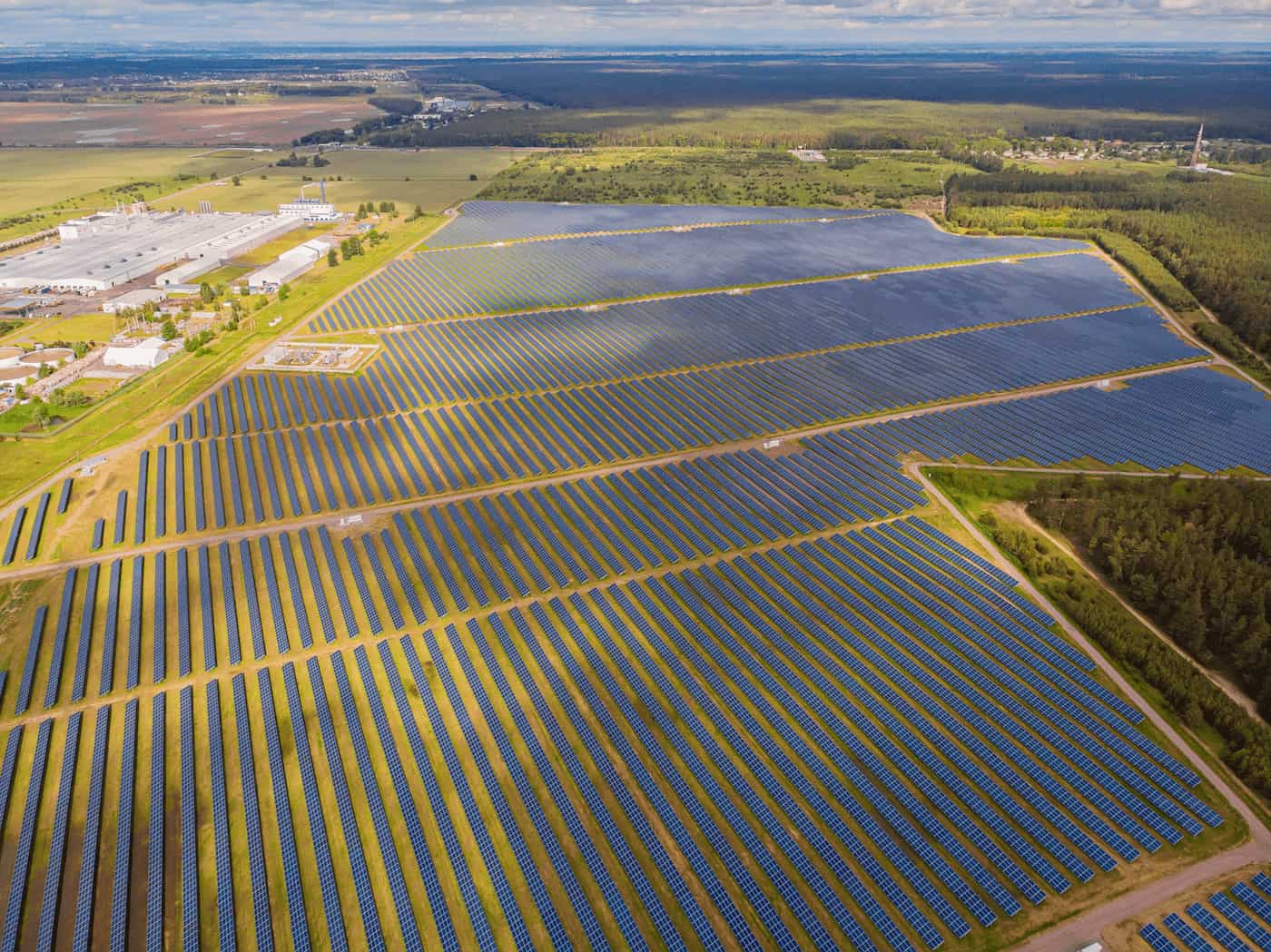 Luftaufnahme einer Großerzeuger-Photovoltaikanlage auf einem Feld