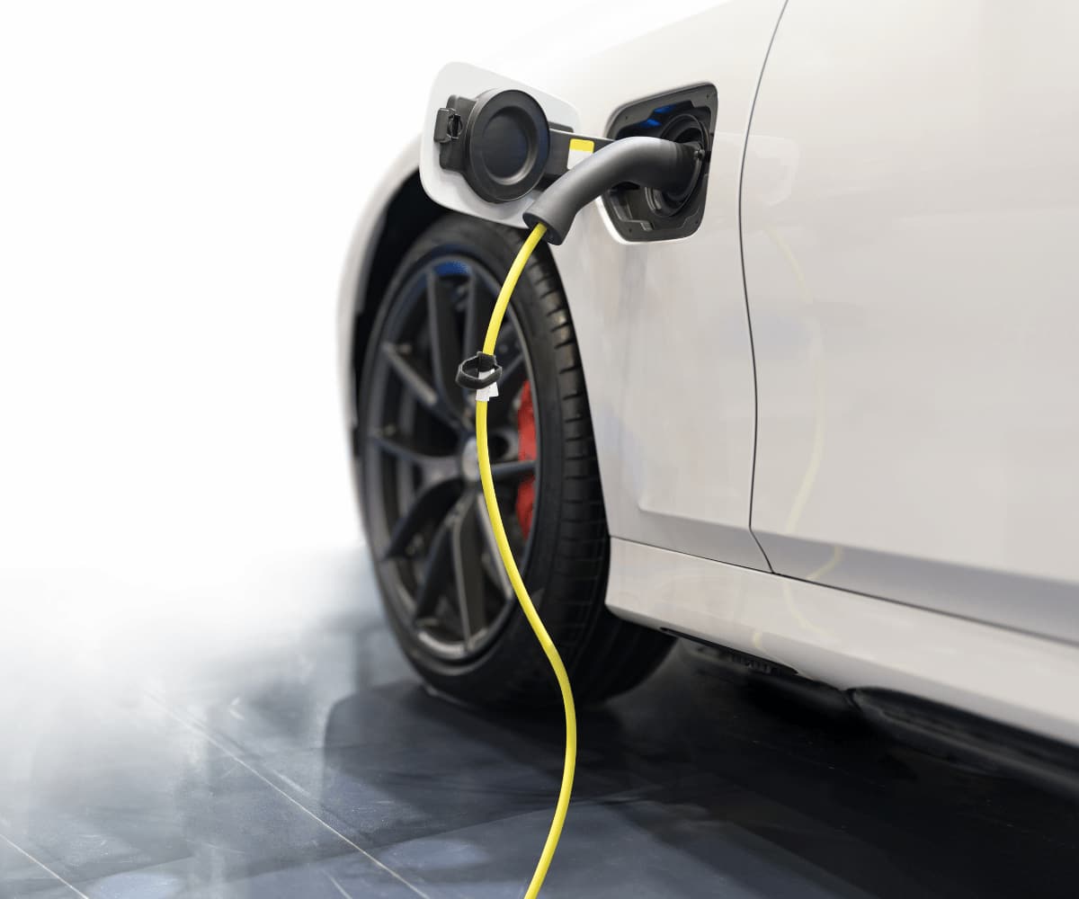 Auto hängt an einer e-Ladestation