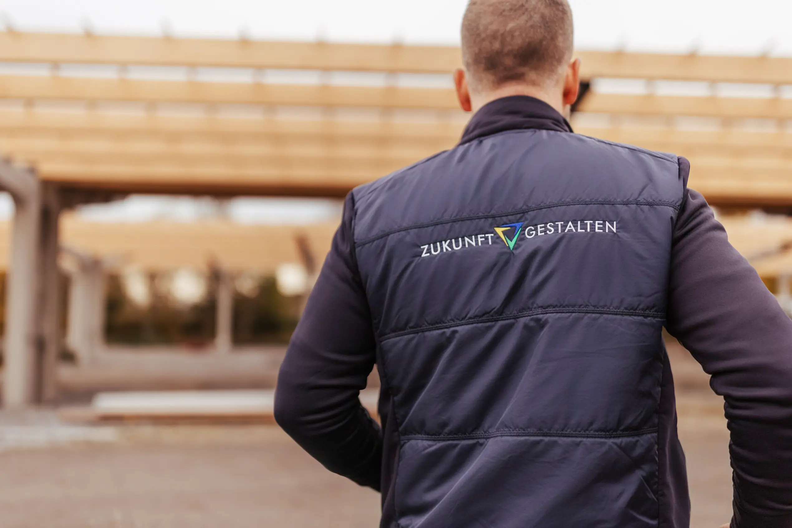 Planungsexperte von Ventusolis steht vor einem Photovoltaik Carport