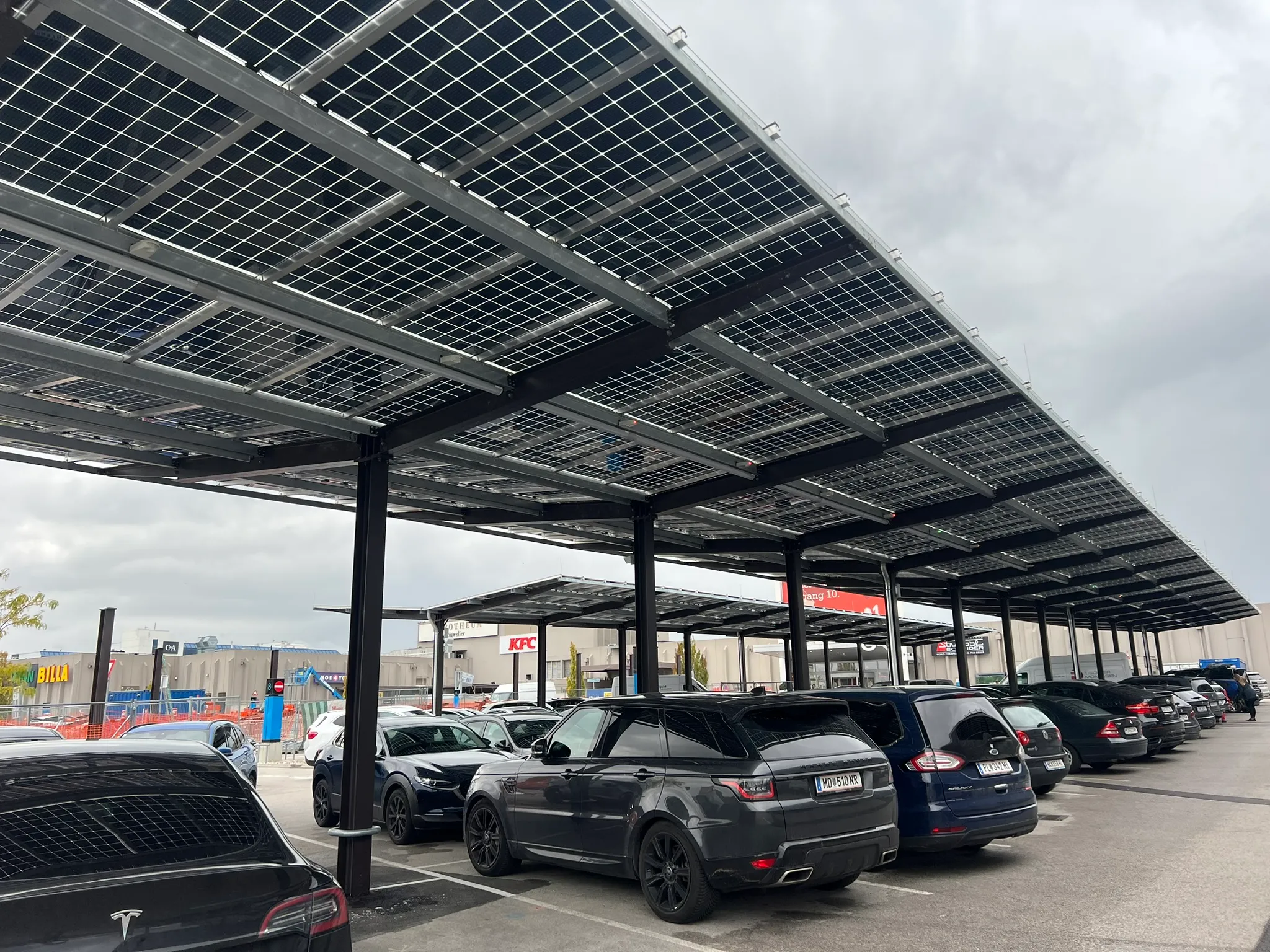 Auto Überdachung mit PV Anlagen auf einem Gewerbegrundstück