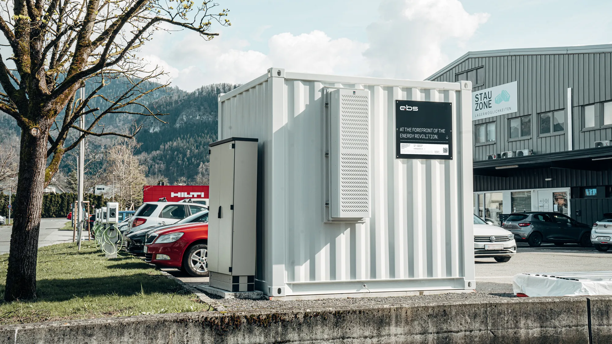 Gewerbe & Industriespeicher auf einem Gewerbegrundstück