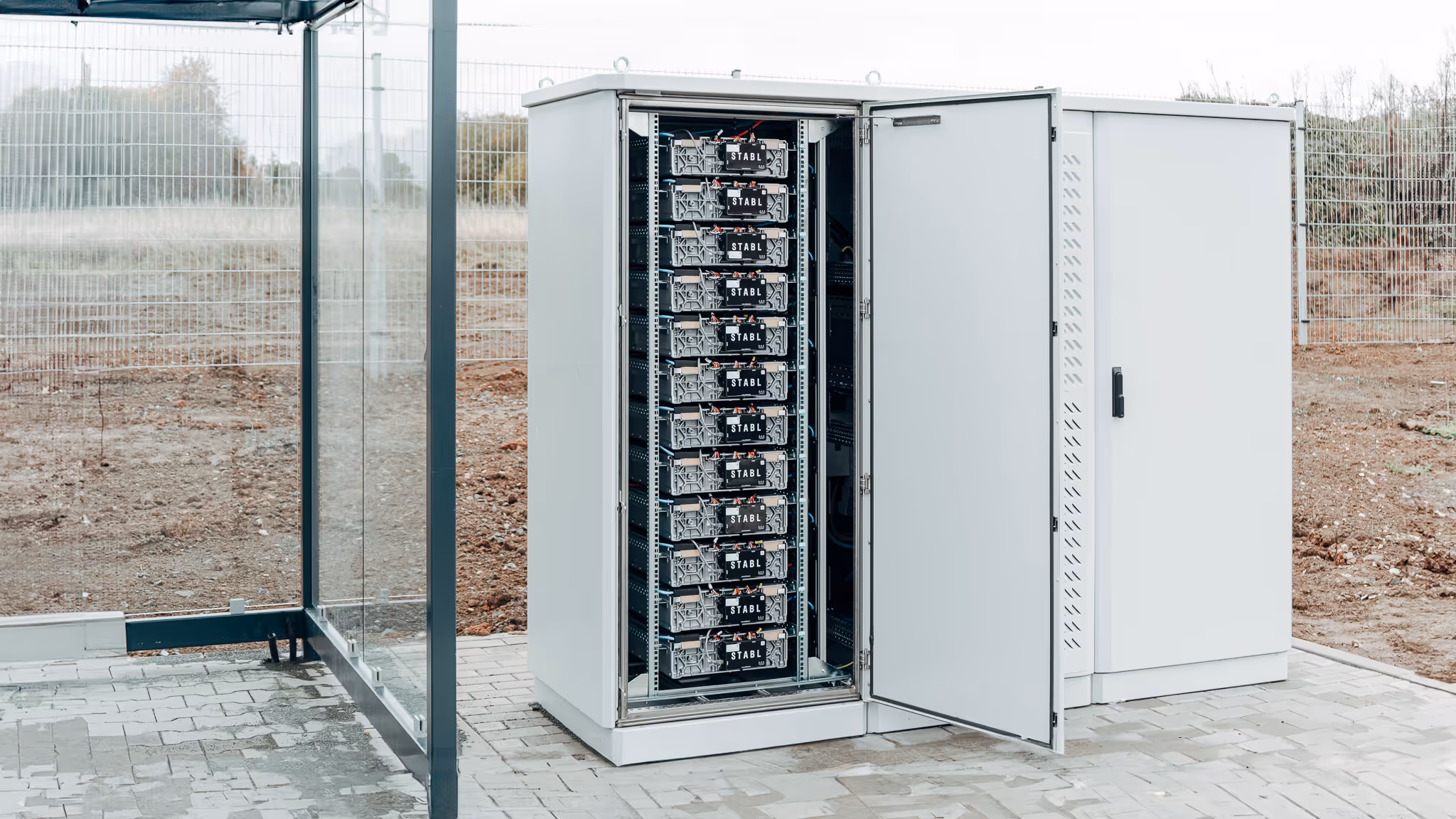 Quartierspeicher Batteriesystem, welches überschüssigen Strom aufnimmt