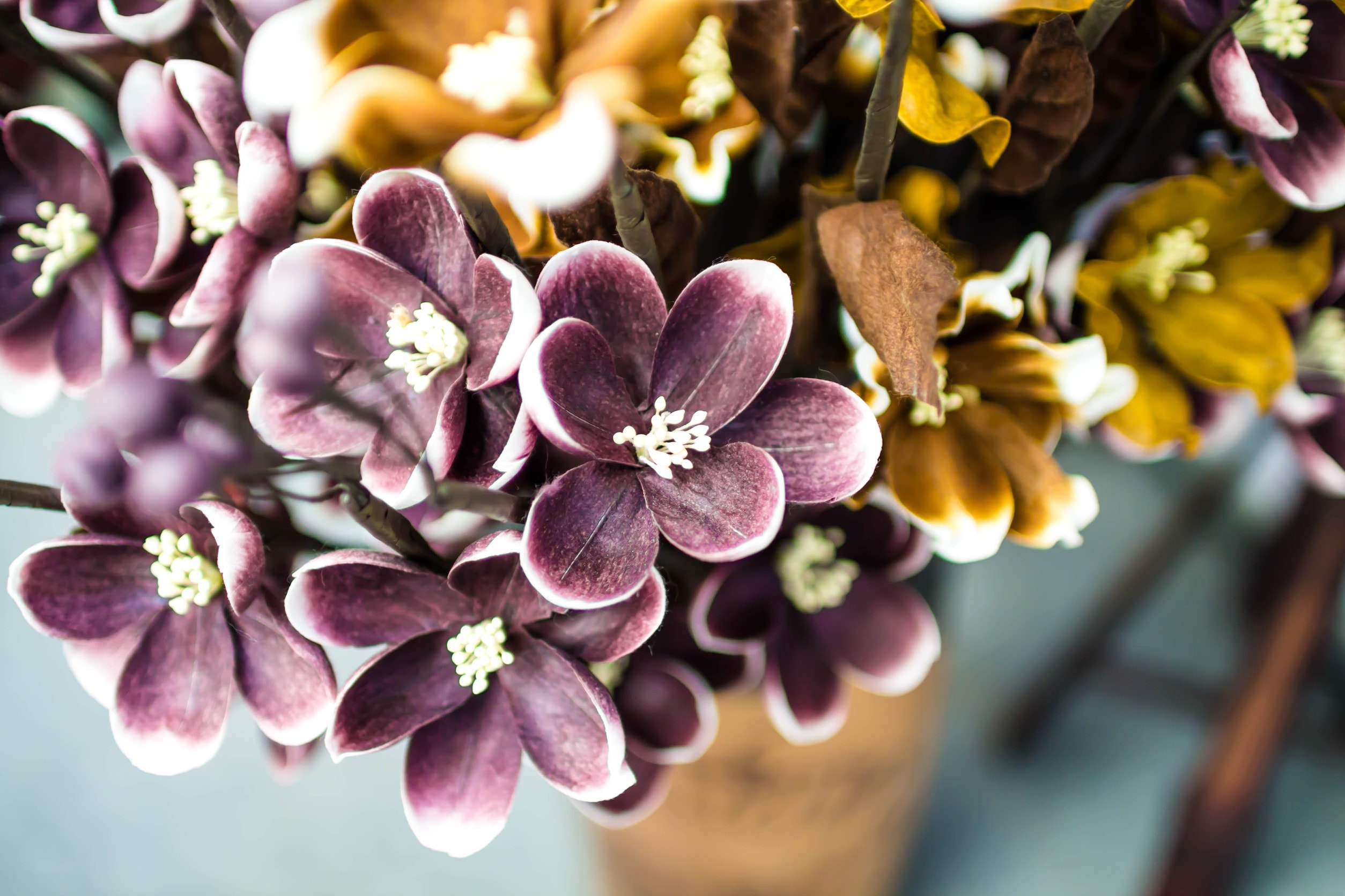 Una composizione floreale di ceramica per lapidi molto delicata ma allo stesso tempo vivace.