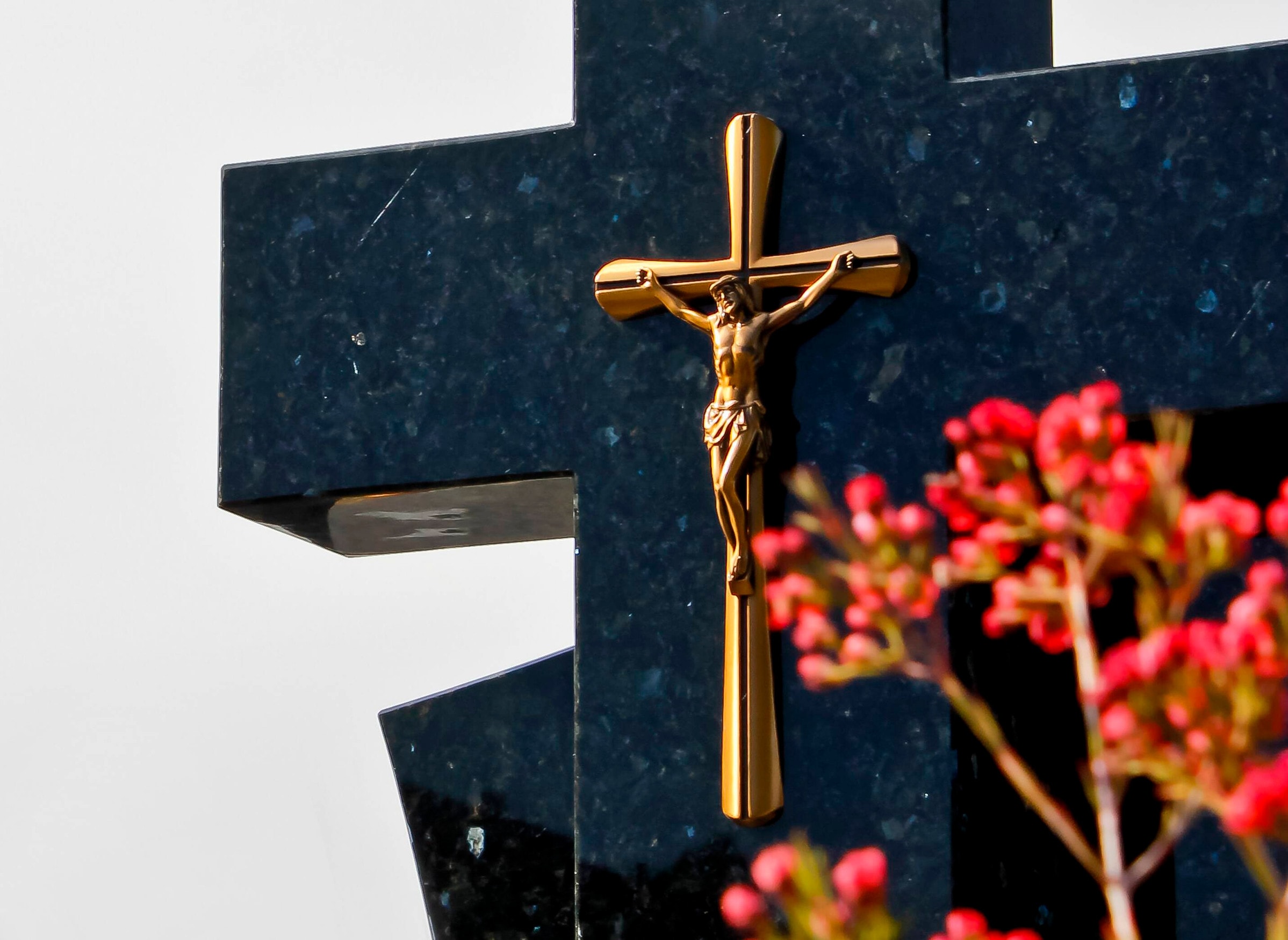 Una croce, articolo funerario molto richiesto.