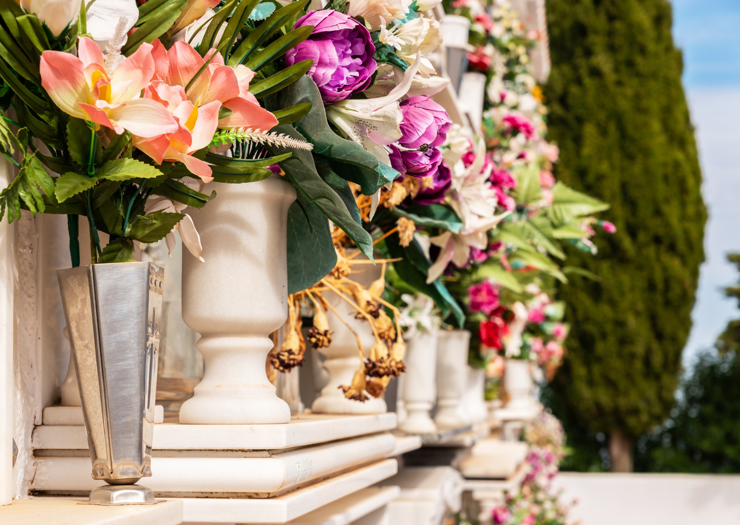 Una serie di portafiori per loculi in marmo