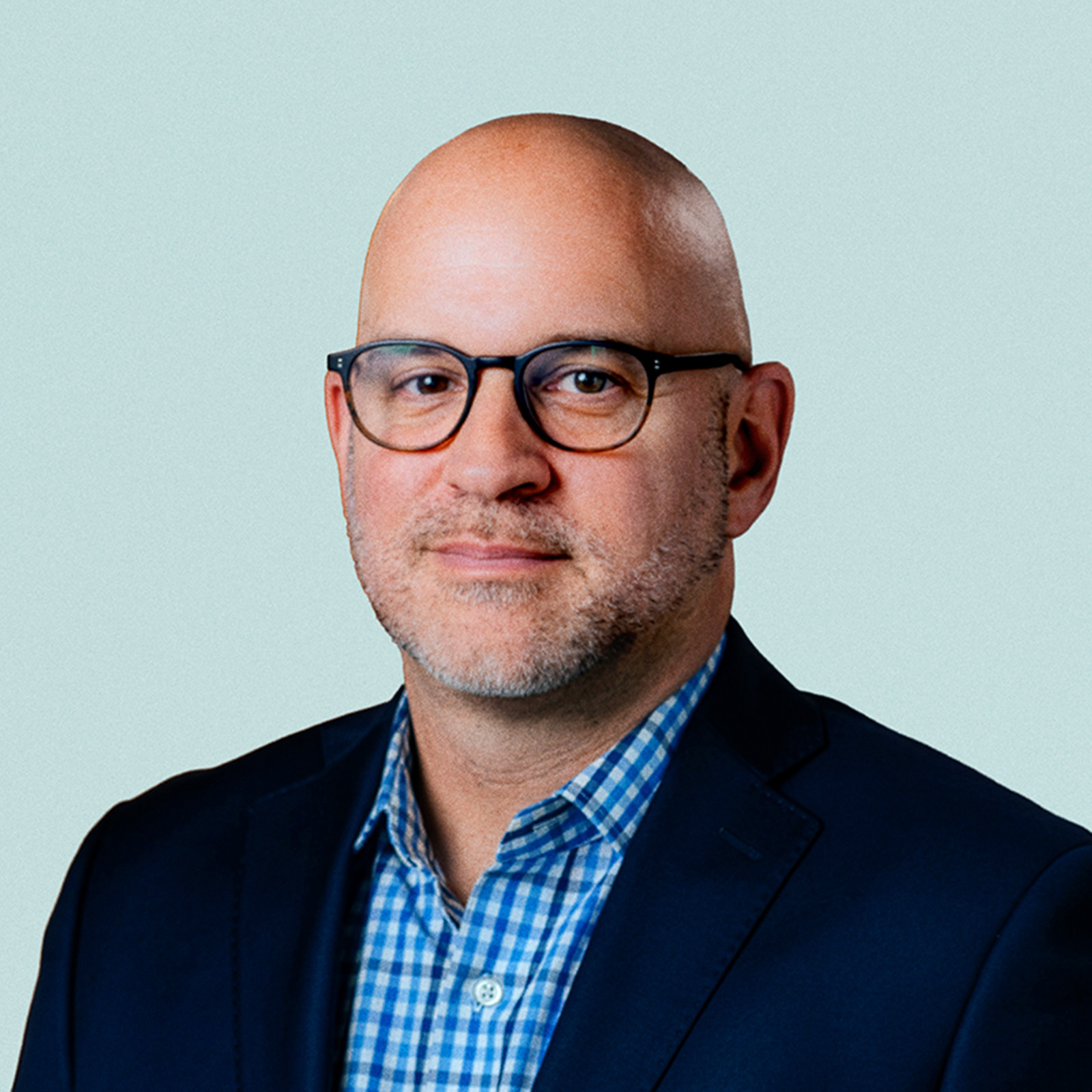 Portrait of Scott Schoenbrun against a light background.