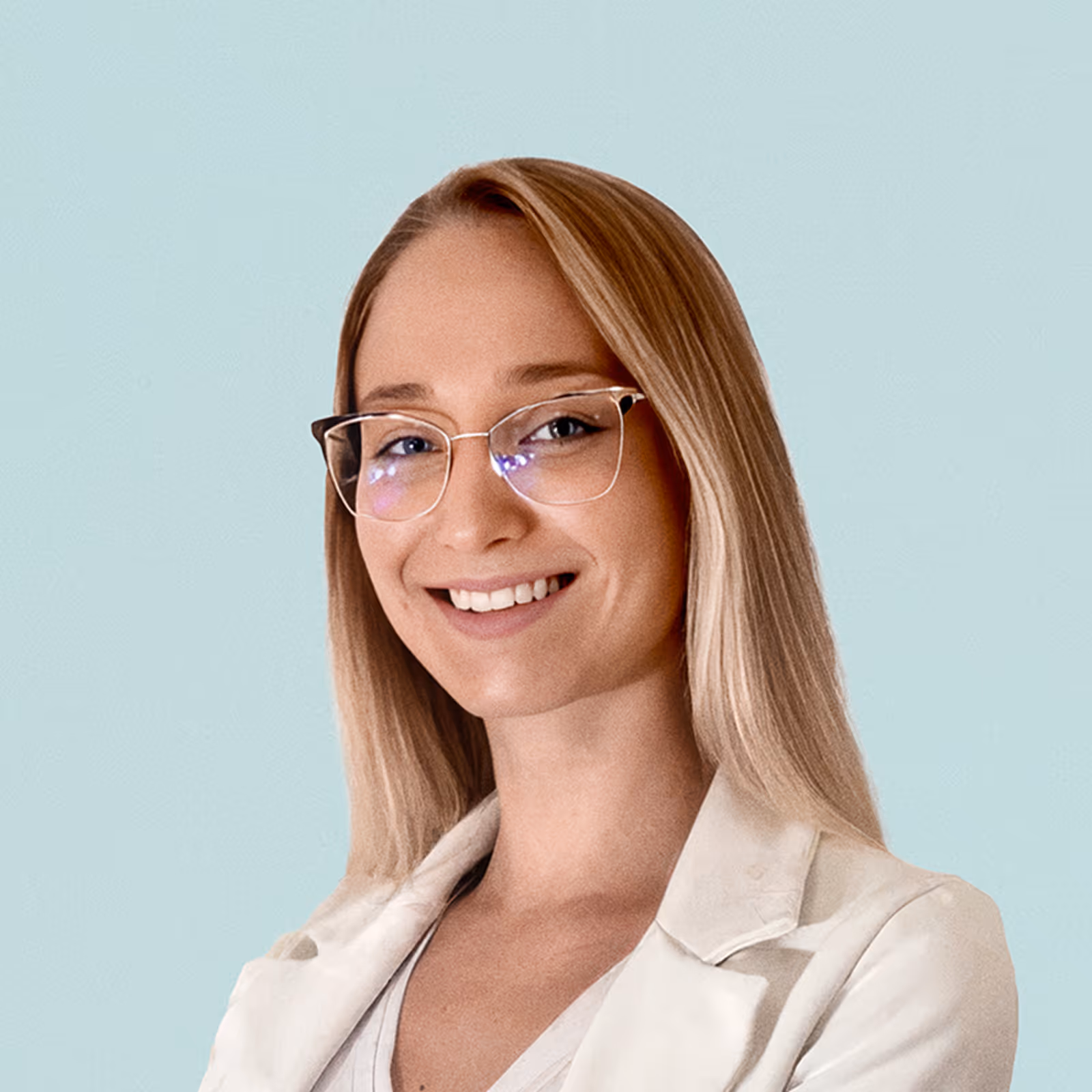 Portrait of Deise Kinzel against a light background.