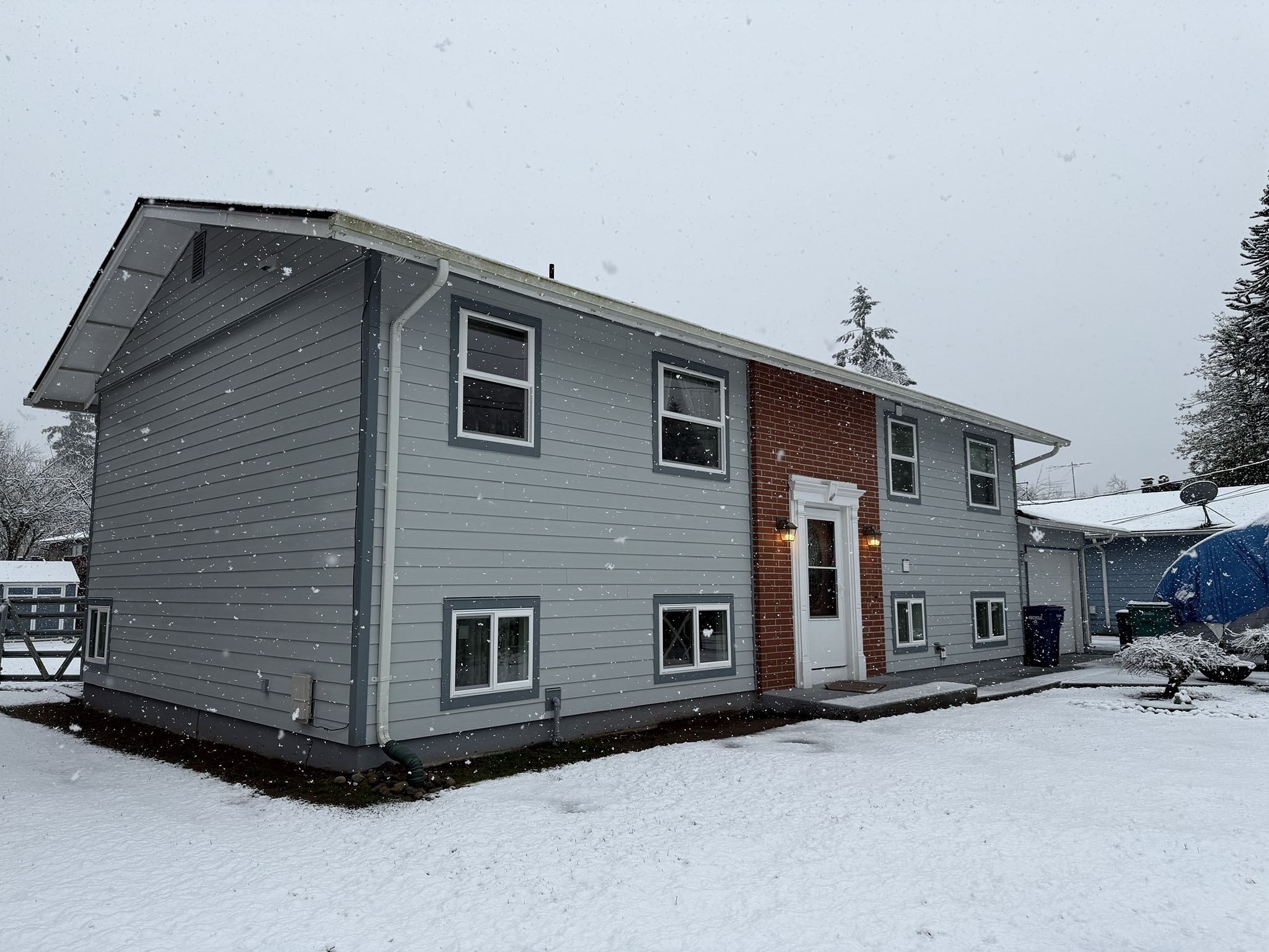 corner house gray lap siding