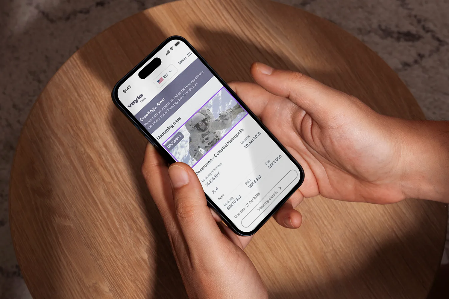 Mobilskärm som visar en webbplats med detaljerad information på ett träbord