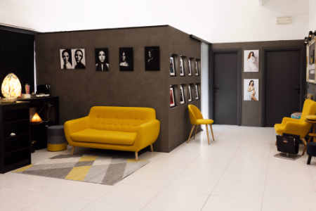 Spazio lounge dello studio fotografico con luce naturale e arredamento raffinato per il comfort dei clienti