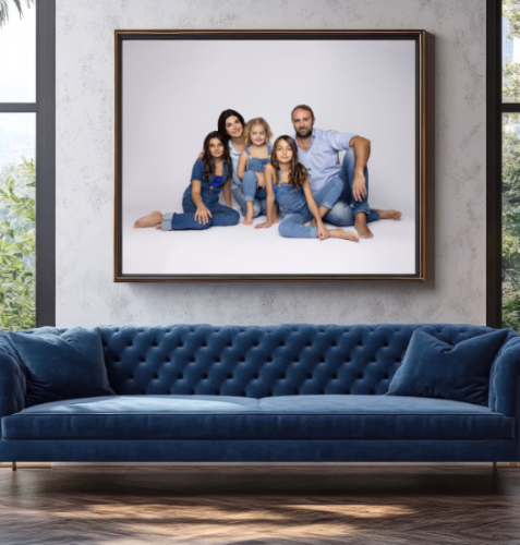 Composizione elegante di ritratti di famiglia e maternità incorniciati su una parete accogliente