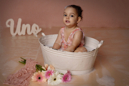 ambina in milk bath floreale rosa per servizio fotografico smash cake primo compleanno.