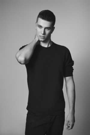 Ritratto in bianco e nero in studio realizzato da Claudia Spaziani a Bologna, posa elegante e intensa per shooting Glamour Creative Fine Art.