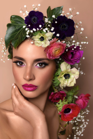 Fotografia glamour fine art con elaborata corona floreale e make-up artistico, realizzata da Claudia Spaziani nel suo studio a Bologna.