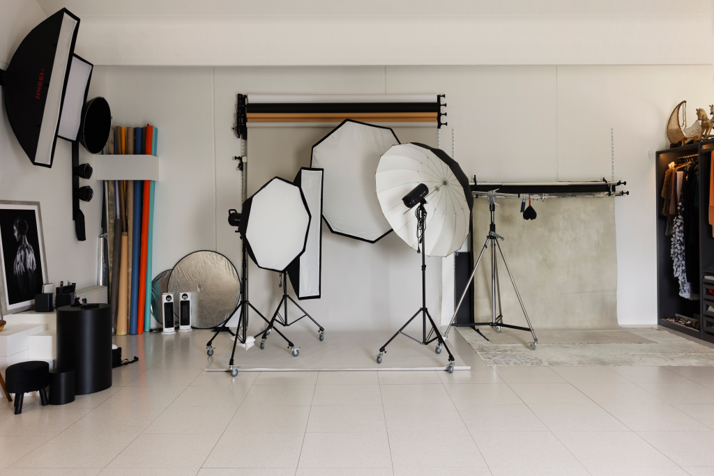 Sala posa professionale nello studio di Claudia Spaziani vicino a Bologna, con fondali, softbox, riflettori e guardaroba per servizi di ritratto e moda di alta gamma.