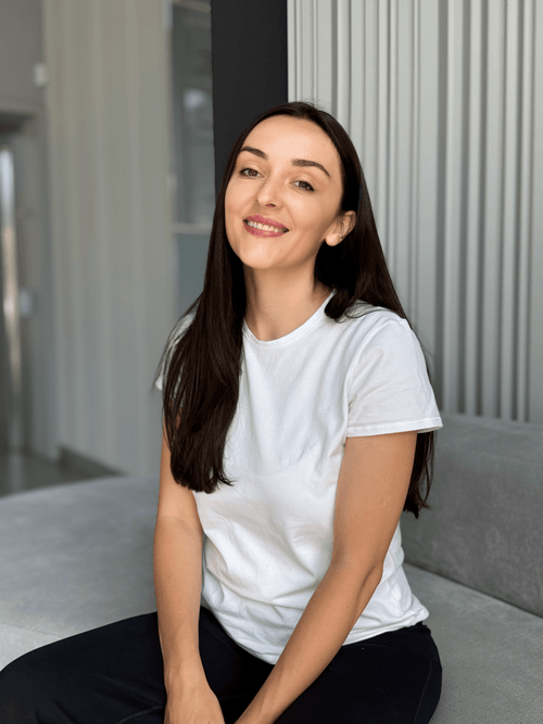 Психологиня Марина, усміхається під час фотосесії.
Фото психологині в спокійній атмосфері, яке передає довіру та відкритість.