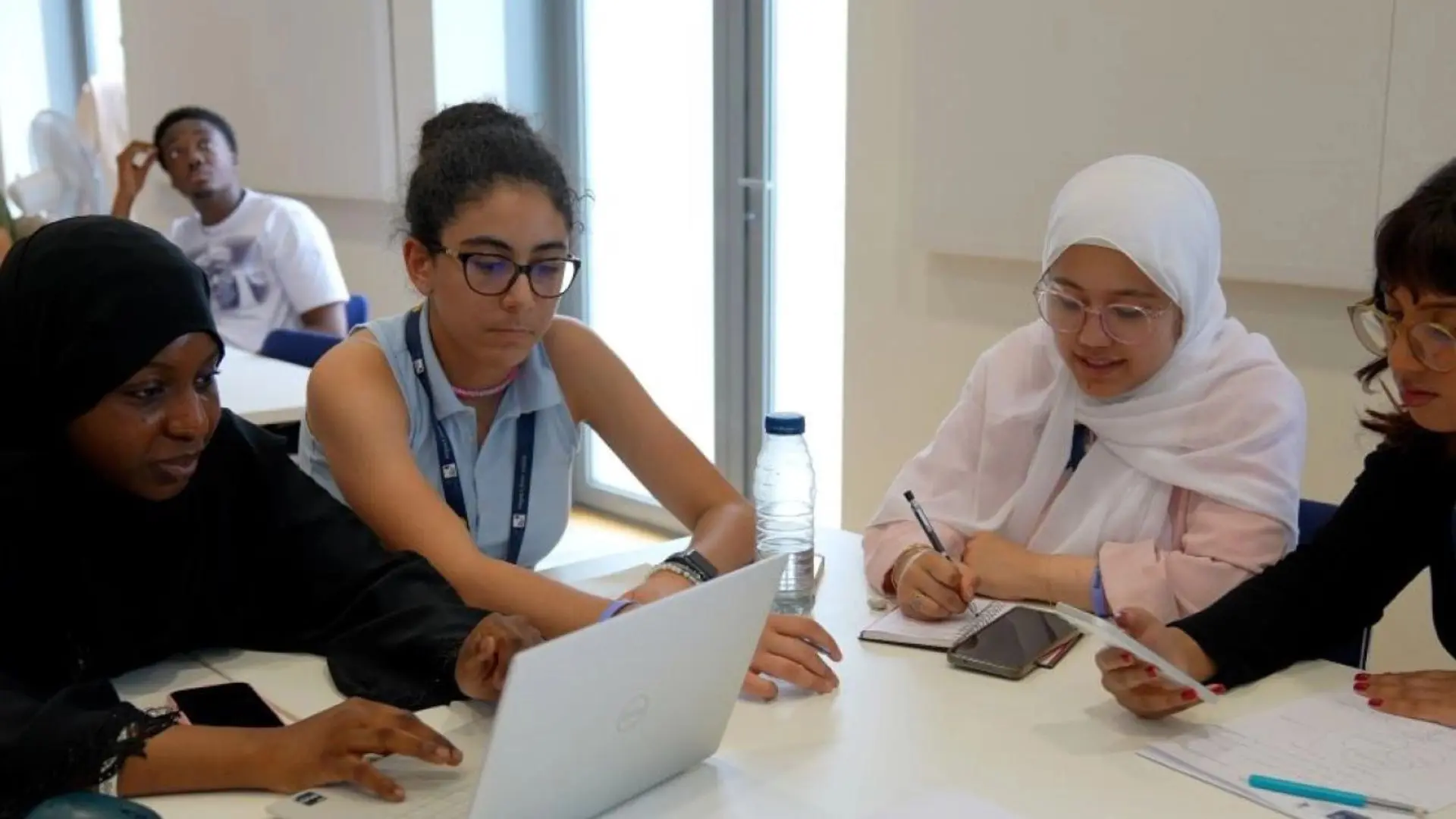 15 Business Management Courses in the UK for High School Students 1