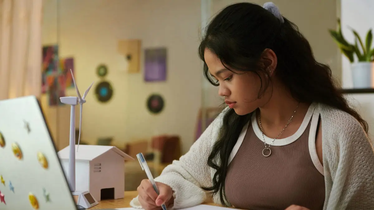 15 Online Business Management Programs for High School Students