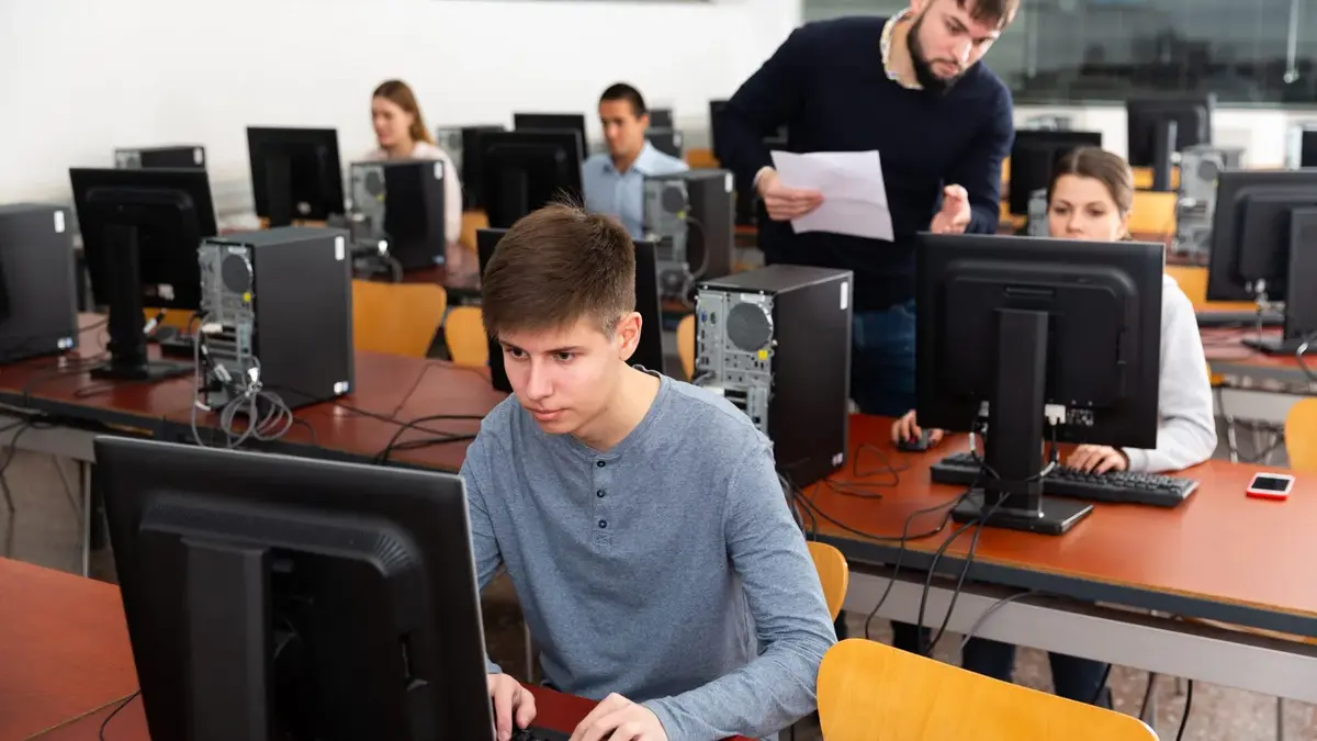 15 Computer Science Camps in the UK for High School Students