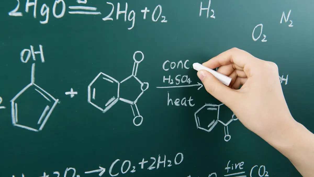 15 Chemistry Camps in the UK for High School Students
