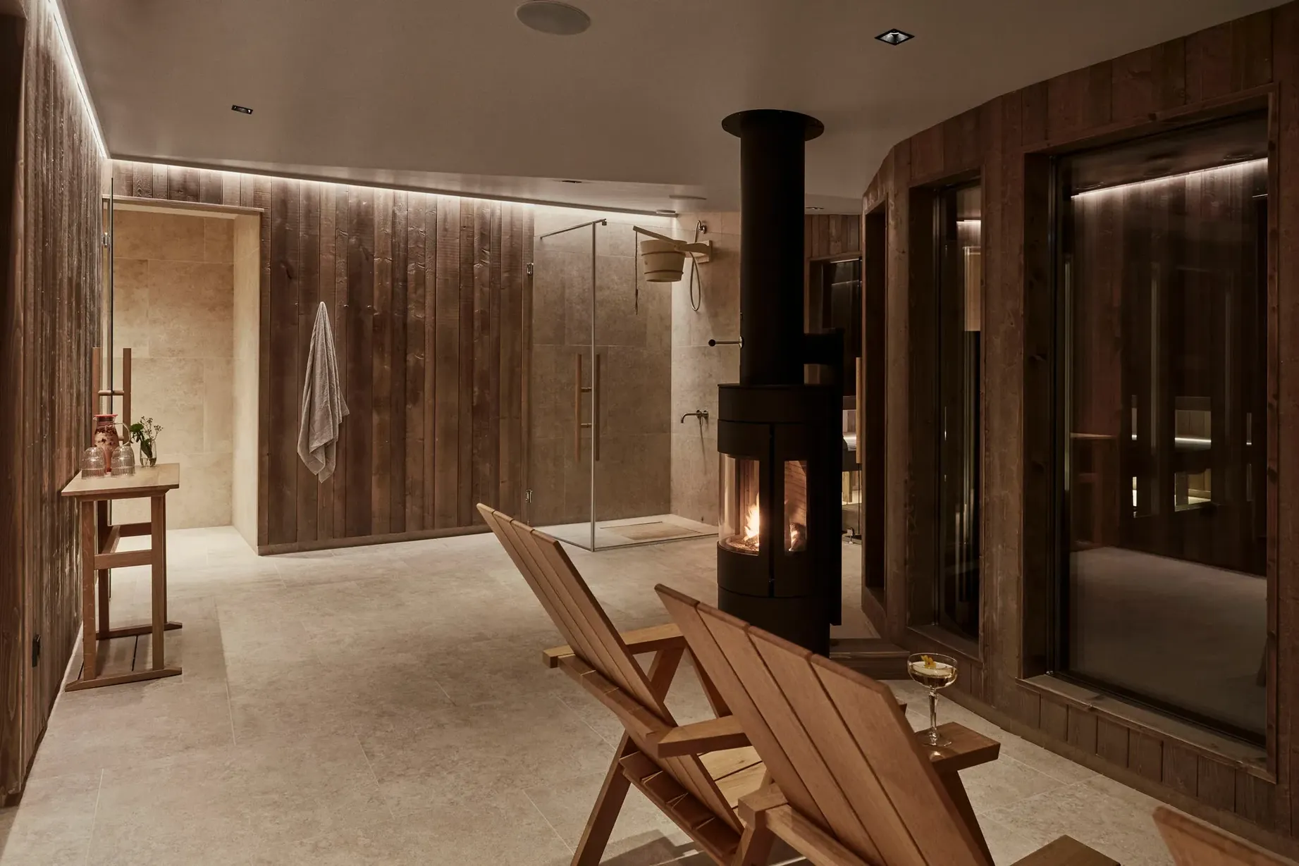 RUNO spa, jossa takka ja nojatuoleja