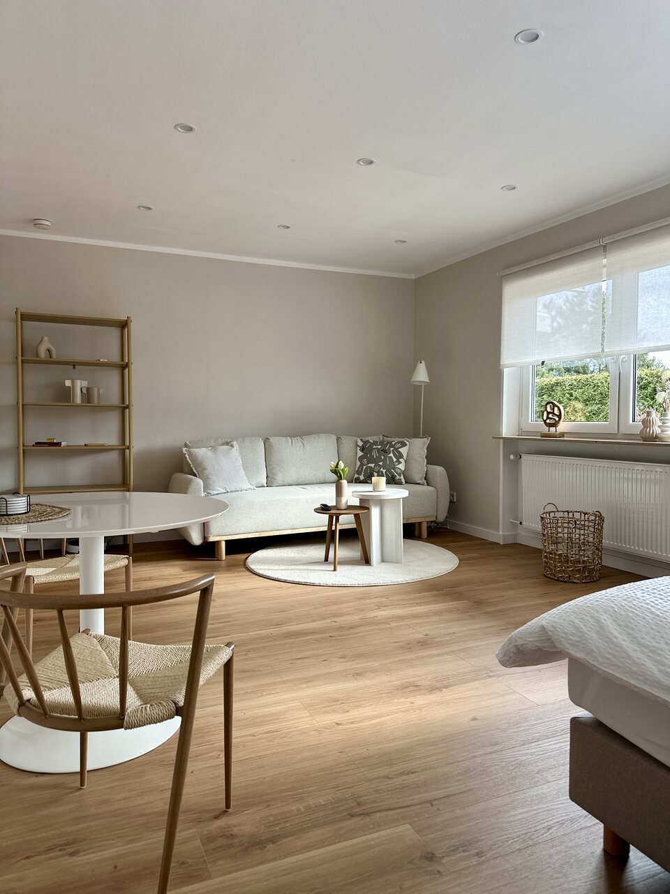 heller Wohnraum mit Esstisch und Sofa