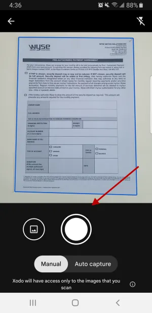 Scanning a document using a smartphone camera in the Xodo scanner app