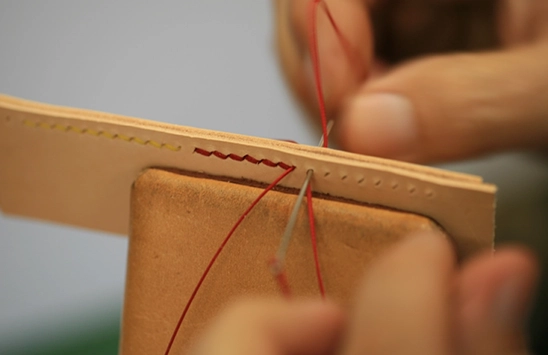 Handproduktion mit Nadel und Faden