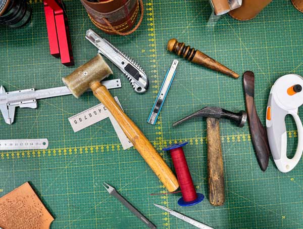 Werkzeuge auf dem Arbeitstisch