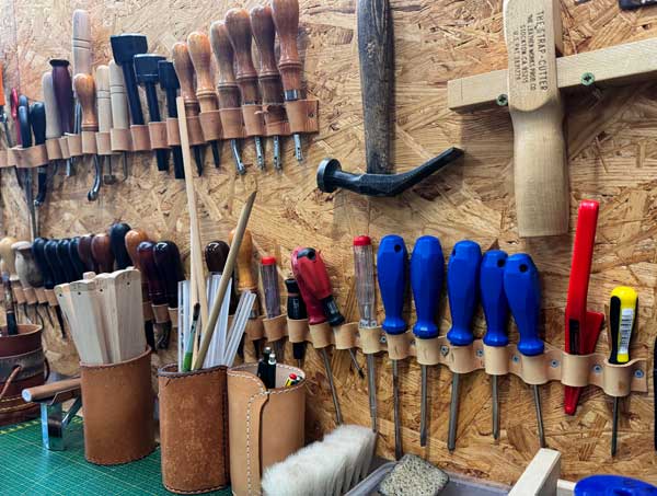 Werkbank mit Werkzeugen