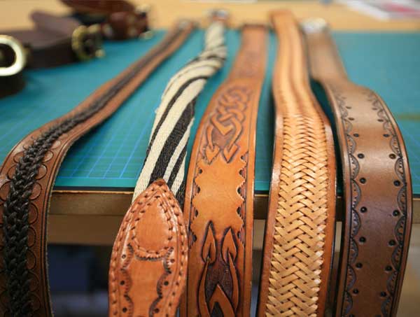 Verschiedene Gürtel liegend auf einem Tisch