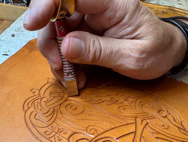 Punziertechnik in Nahaufnahme gezeigt.