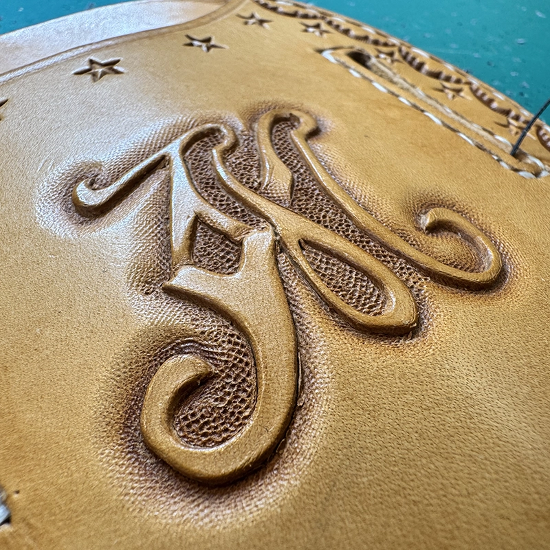 Der Buchstabe M als Prägung im Leder