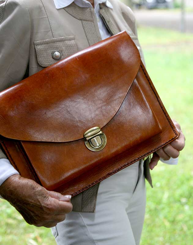 Tasche wird von einer Frau präsentiert