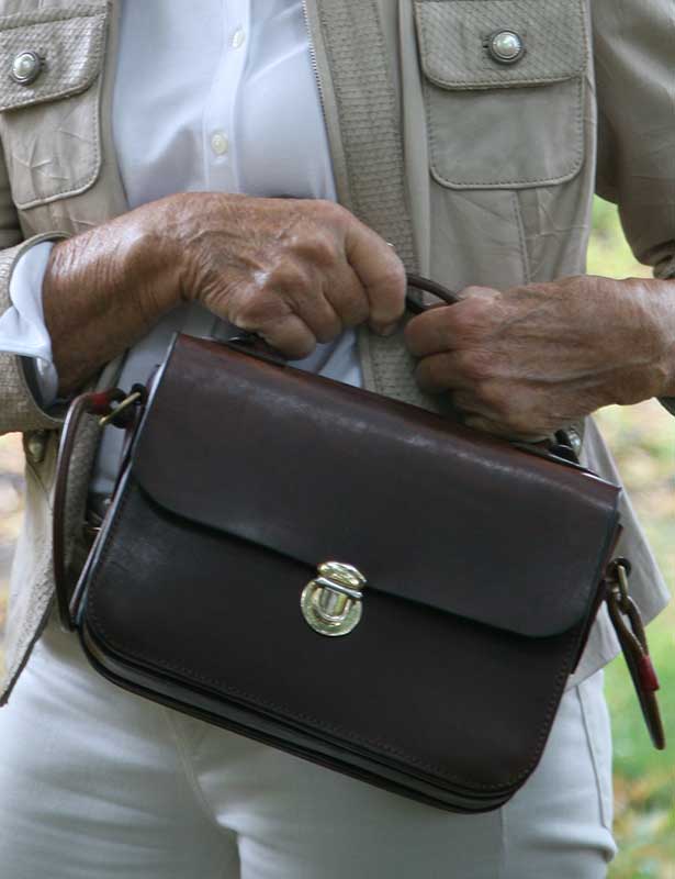 Frau präsentiert Taschenmodell 2