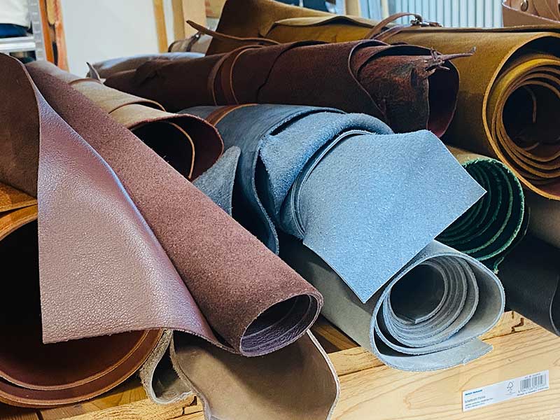 Verschiedene Lederstücke auf Rolle