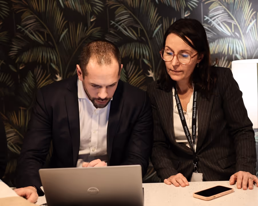 Deux personnes regarde un ordinateur portable