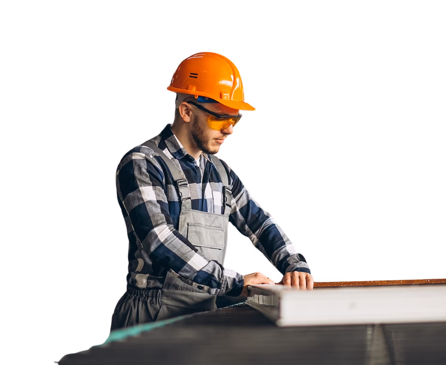Un homme qui travaille dans le BTP avec un casque de chantier orange sur la tête.