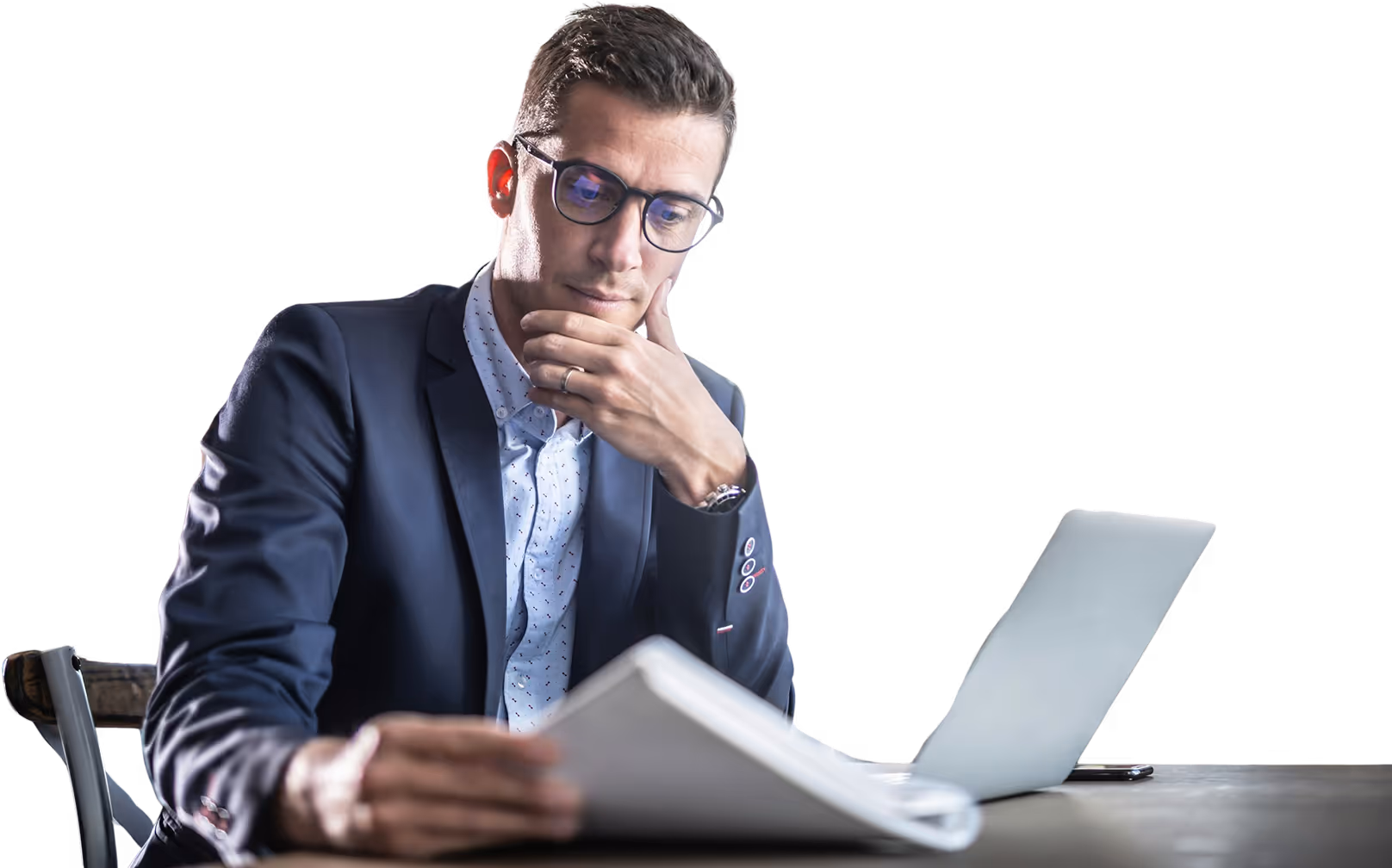 un homme en train de travailler