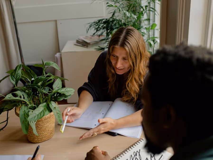 Consultants Sirenergies accompagnant une entreprise dans le décryptage de ses contrats de fourniture et la définition d’une stratégie énergétique sur mesure.