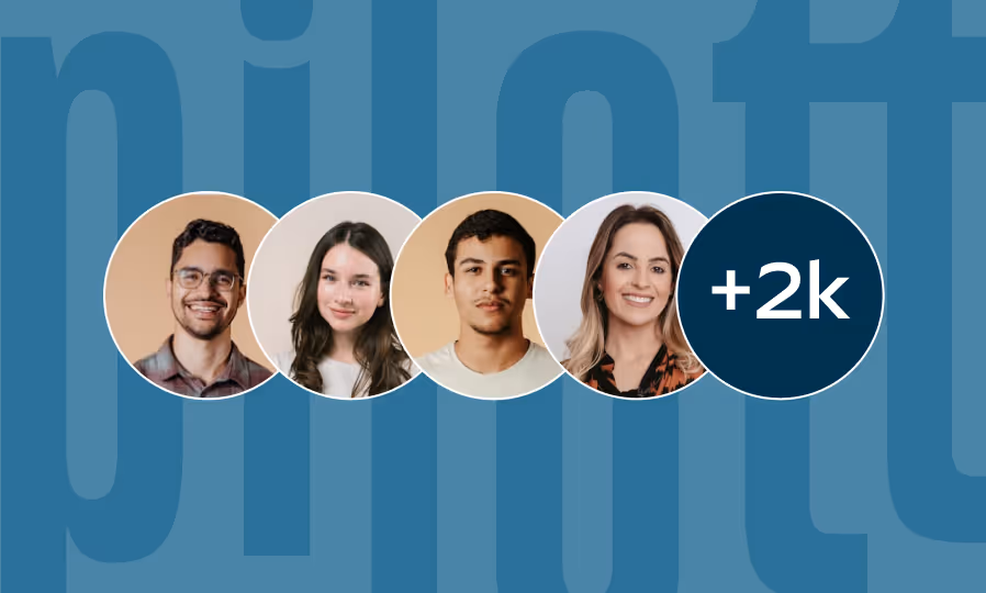 Quatre portraits circulaires de jeunes adultes sont affichés sur un fond bleu avec le texte "pilote" et un badge indiquant "+2k".