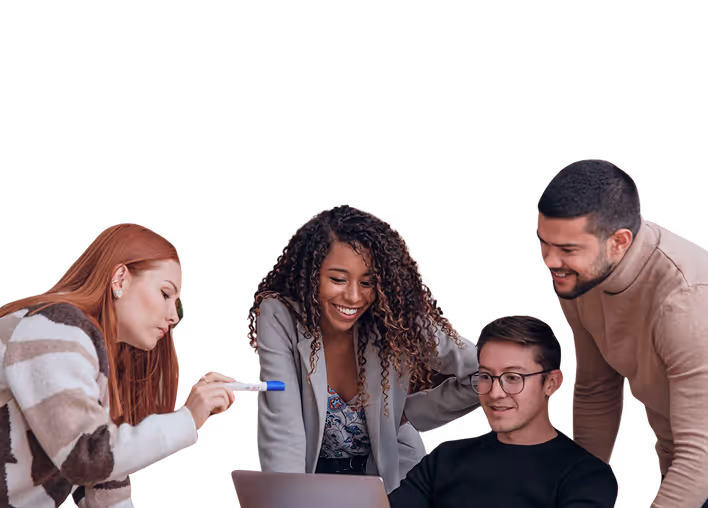 Un groupe diversifié de quatre personnes collabore autour d'un ordinateur portable, discutant et partageant des idées, un marqueur à la main.