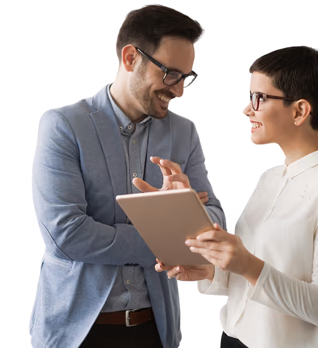 Deux professionnels, un homme en blazer bleu clair et une femme en chemise blanche, sourient tout en discutant d'informations sur une tablette.